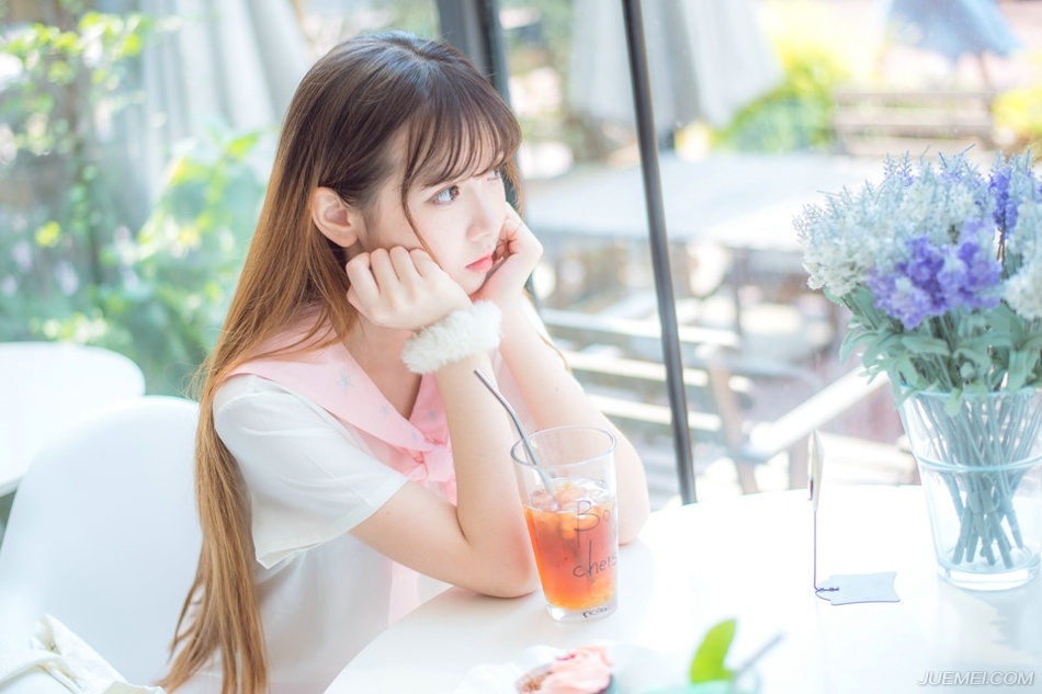 挥挥手，身后百名虎卫战士迅速停下，副统领上前，疑惑的看了虎卫统领一眼：“怎么了？”